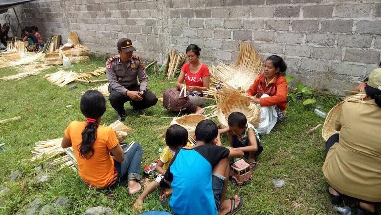 Polsek Sidemen Ajak Pengungsi Tetap Produktif Membuat Kerajinan Polsek Sidemen Ajak Pengungsi Tetap Produktif Membuat Kerajinan
