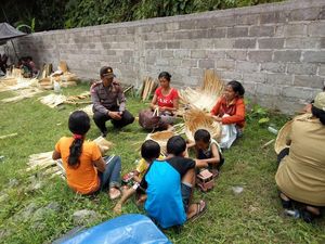 Polsek Sidemen Ajak Pengungsi Tetap Produktif Membuat Kerajinan