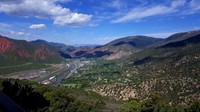 Traveler yang menyukai wahana-wahana ekstrem tanpa meninggalkan kesan alamnya pasti tak melewatkan taman satu ini (Dok. Glenwood Caverns Adventure Park/Facebook)