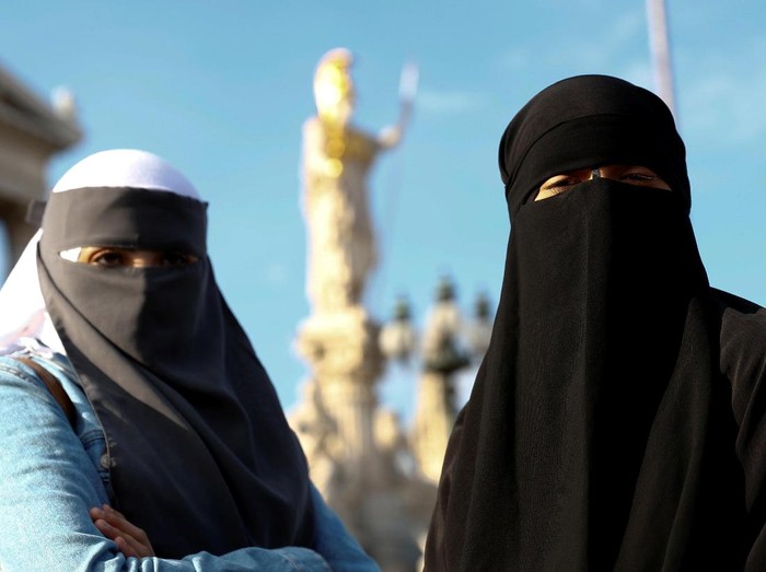 Protes Larangan Niqab dan Burka Demonstrators covering their faces participate in a protest called