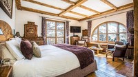 Nampaknya Prancis jadi tempat yang tempat untuk mencoba pondok ski mewah. Ada Chalet Eagles Nest di  Val dIsere. Para tamu akan dimanjakan dengan kolam renang indoor di privet chalet. Ada pula sebuah dek kantilever dengan bak mandi air panas yang bisa jadi pilihan (Chalet Eagles Nest/CNN)