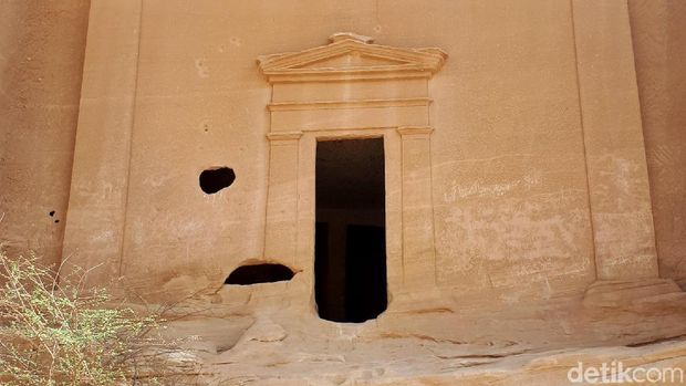 Madain Saleh adalah kawasan permukiman dan pemakanan di batuan purba di Kota al-Ula, Provinsi Madinah, Arab Saudi. Pola dan bentuknya mirip Petra di Yordania.