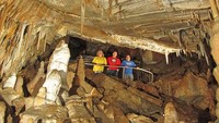 Tak hanya di luar ruangan, The Glenwood Caverns Adventure Park juga mempunyai wahana tulusur gua. Inilah salah satunya, telusur gua, Kings Row Cave Tour (Dok. Glenwood Caverns Adventure Park/Facebook)