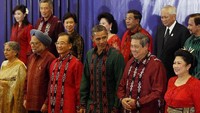 Sejumlah pemimpin dunia dalam acara tersebut berfoto bersama dan mengenakan batik bersama Presiden Susilo Bambang Yudhoyono (SBY). 