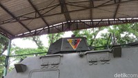 Menariknya, prosesi tersebut dilaksanakan pada tanggal 5 Oktober 1965 atau bertepatan dengan HUT ABRI. Tidak hanya itu, panser juga menggendong beberapa jenazah lainnya yang telah gugur pada 1 Oktober 1965. Foto: Ruly Kurniawan