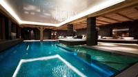 Chalet N di Lech Austria punya sesuatu yang tidak bisa di tolak untuk liburan saat musim dingin. Pondok atau chalet ini berada di dataran tinggi Oberlech. Pondok ski ini dilapisi dengan kaca anti peluru dan kolam renang yang sangat luas di dalam kamar (Chalet N/CNN)