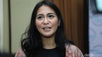 Ia tampak berbatik di Hari Batik Nasional. Foto: Hanif Hawari