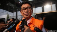 Dengan mengenakan rompi tahanan, Eddy memberikan keterangan di depan gedung KPK.