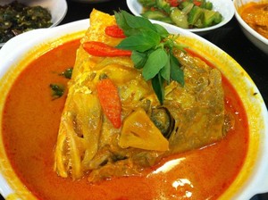 Gulai Kepala Ikan Berkuah Gurih Bisa Dinikmati di Sini