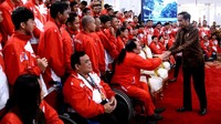 Atlet-atlet penyandang disabilitas itu ditemui Jokowi di Istana Negara, Jl Veteran, Jakarta, Senin (2/10/2017). Mereka mengenakan jaket merah. Dok. Biro Pers Setpres.