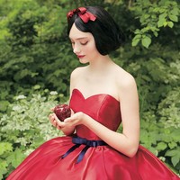 Snow White tampil dengan gaun heart shaped cantik berwarna merah. Foto: Dok. Disney Japan/Kuraudia Co.