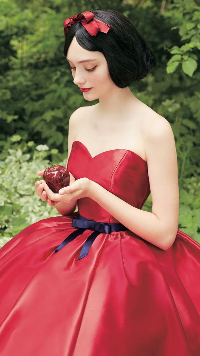 Snow White tampil dengan gaun heart shaped cantik berwarna merah. Foto: Dok. Disney Japan/Kuraudia Co.
