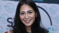 Caca Tengker saat menghadiri acara Hari Batik di sebuah kawasan di Jakarta Pusat, Senin (2/10) kemarin. Foto: Hanif Hawari