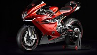 Yang membedakannya adalah balutan warna candy apple red yang eksotis, juga tulisan Lewis Hamilton yang terpampang pada bagian samping kanan-kiri jok belakang, tengki bensin, juga di windscreen. Foto: Dok. MV Agusta
