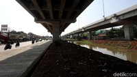 Jalur pedestrian terlihat lebar dan nyaman untuk para pejalan kaki.