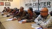 Waktu yang diperkenankan oleh KPU kepada para parpol calon peserta menyerahkan persyaratan untuk hari pertama sampai dengan hari ke-13 di loket pendaftaran dari pukul 08.00-16.00 WIB. Sementara pada hari terakhir sedikit berbeda yakni sejak pukul 08.00-24.00 WIB.