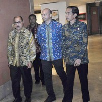 Kemeja batik motif ikan ini bermakna kesuburan, kebersamaan dan keseimbangan. Batik motif ikan merupakan bagian dari motif batik seri Semen, yakni bentuk-bentuk motif yang berhubungan dengan kehidupan atau sesuatu yang tumbuh. Foto: detikfoto