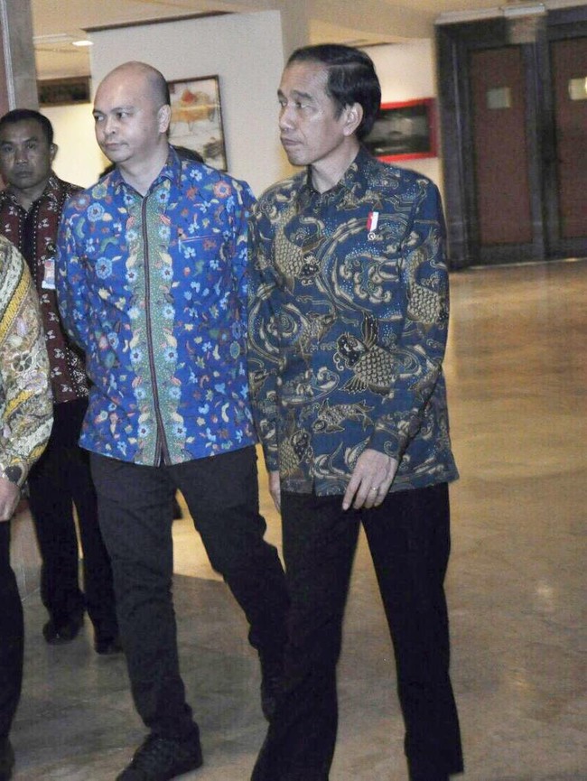 Kemeja batik motif ikan ini bermakna kesuburan, kebersamaan dan keseimbangan. Batik motif ikan merupakan bagian dari motif batik seri Semen, yakni bentuk-bentuk motif yang berhubungan dengan kehidupan atau sesuatu yang tumbuh. Foto: detikfoto