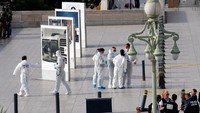 Identitas pelaku belum dirilis ke publik. Kepolisian Marseille menyebut pelaku tidak membawa kartu identitas apapun. Namun dalam konferensi pers, Menteri Dalam Negeri Prancis, Gerard Collomb, menyatakan: Pelaku memiliki beberapa identitas. Foto: REUTERS/Jean-Paul Pelissier