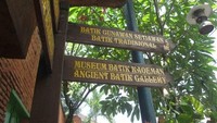 Kampung Batik Kauman bisa dibilang sebagai pusat batik tertua di Solo. Traveler dapat melihat proses membatik, berkunjung ke museum dan tentunya belanja di sini. Kampung ini asyikny dikelilingi sambil jalan kaki santai atau naik becak (Charis Fuadi/dTraveler)
