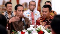 Jokowi kemudian langsung berbisik ke Menteri Pemuda dan Olahraga, Imam Nahrawi. Dia memastikan bahwa bonus untuk para juara ini bisa segera direalisasikan. Dok. Biro Pers Setpres.