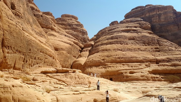 Madain Saleh adalah kawasan permukiman dan pemakanan di batuan purba di Kota al-Ula, Provinsi Madinah, Arab Saudi. Pola dan bentuknya mirip Petra di Yordania.