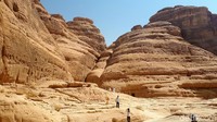 Tidak seperti Petra yang ramai turis, penjual suvenir dan ojek keledainya, tidak ada orang lain di Madain Saleh. Kebanyakan muslim Saudi tidak akan datang ke sini karena mereka yakin bahwa situs ini dikutuk ketika Bangsa Nabath (Tsamud) menolak meninggalkan para dewa mereka dan mendurhakai Allah.
