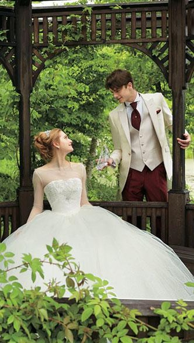 Cinderella juga diberi dua pilihan gaun. Selain gaun biru yang ikonik ada pula gaun dengan tulle trasnparan ini. Foto: Dok. Disney Japan/Kuraudia Co.