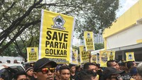 Sebelumnya sempat beredar surat keputusan DPP Golkar yang diteken Ketum Golkar Setya Novanto dan Sekjen Idrus Marham mengusung Ridwan Kamil jadi cagub Jabar. Meski akhirnya surat itu disebut bodong. Foto: Arief Ikhsanudin/detikcom