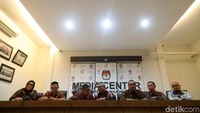 Menurut KPU, sebelum pendaftaran secara langsung, parpol calon peserta wajib mengunggah dokumen-dokumen persyaratan pendaftaran ke dalam sistem informasi yang telah disediakan oleh KPU, Sistem Informasi Partai Politik (SIPOL).