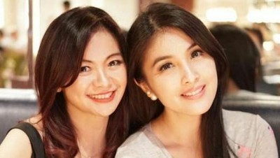Tante Sandra Dewi yang Cantik dan Awet Muda Banget di Usia 50 Tahun
