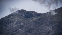 Pusat Vulkanologi dan Mitigasi Bencana Geologi (PVMBG) tengah berupaya keras memahami Gunung Agung. Aktivitasnya masih naik turun. Begini kondisi puncak Gunung Agung yang dipotret dari Desa Dukung, Kabupaten Karangasem, Bali. Difoto pada Senin (2/10/2017) hari ini. Foto: Bayi Ismoyo/AFP