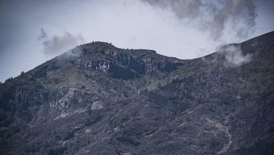 Melihat Puncak Gunung Agung yang Aktivitasnya Naik Turun