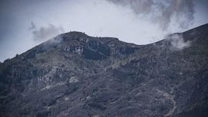 Melihat Puncak Gunung Agung yang Aktivitasnya Naik Turun