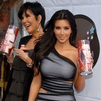 Kim Kardashian pernah meluncurkan cupcakes. Foto ini diambil saat peluncuran kuenya itu di tahun 2010. Foto: dok. Getty Images