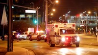 Ambulans berdatangan untuk mengevakuasi korban penembakan. Steve Marcus/Reuters/Las Vegas Sun.