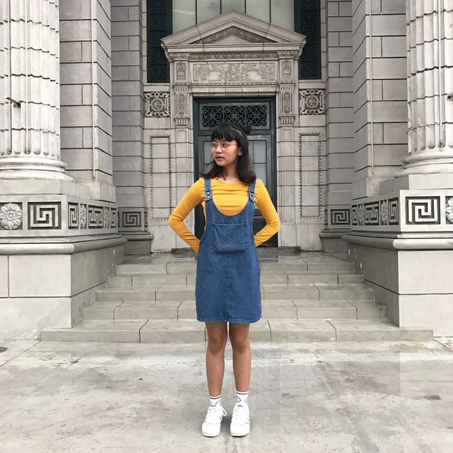 Putri sulung artis Mona Ratuliu dan Indra Brasco, Davina Syafa Melisa atau yang akrab disapa Mima ini juga sering membagikan foto-foto Outfit of The Day atau OOTD di akun Instagramnya dengan gaya kasual. Baru berusia 14 tahun, gaya busana kasual feminim dan stylish Mima mencuri atensi. Foto: Instagram