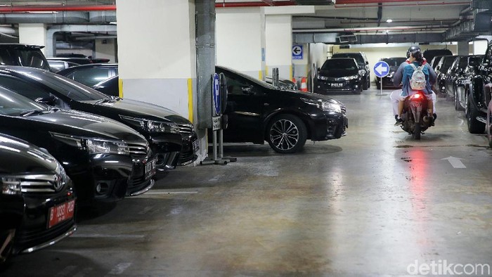 Gubernur DKI Jakarta Djarot Saiful Hidayat meminta mobil dinas anggota DPRD DKI Jakarta dikembalikan sebelum mendapat tunjangan transportasi. Ini dia mobilnya.