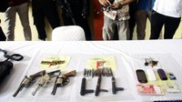 Polisi mengamankan beberapa barang bukti berupa tiga senjata api rakitan dengan 17 butir peluru kaliber 9 mm, uang tunai sebesar Rp 485.000, tiga buah gagang kunci T, dua buah masker, dan empat buah handphone.