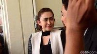 Selesai sidang perdana, Nafa hanya datang dengan kuasa hukumnya. Foto: Noel