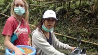 Kelompok evakuasi hewan ini menyusuri sepanjang jalan desa. Tak hanya memberi makan, mereka pun menolong hewan yang di rantai dan dikurung. Supaya saat terjadi erupsi, hewan-hewan ini dapat lari menyelamatkan diri (Bali Dog Adoption Rehabilitation Centre/Facebook)