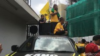 Mereka adalah pendukung Bupati Purwakarta yang juga Ketua DPD Golkar Jabar Dedi Mulyadi. Mobil yang dipakai demo bertuliskan: Kang Dedi Di Hati Selalu Dinanti. Foto: Arief Ikhsanudin/detikcom