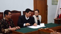 Zack Lee entah ke mana. Nafa terlihat banyak berkonsultasi dengan pengacaranya selama sidang, Foto: Noel