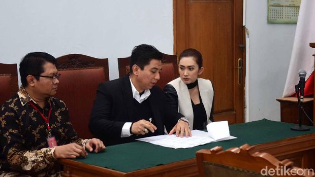 Romansa Resepsi Pernikahan Bella dan Engku Emran, Syahrini Cetar di Bareskrim