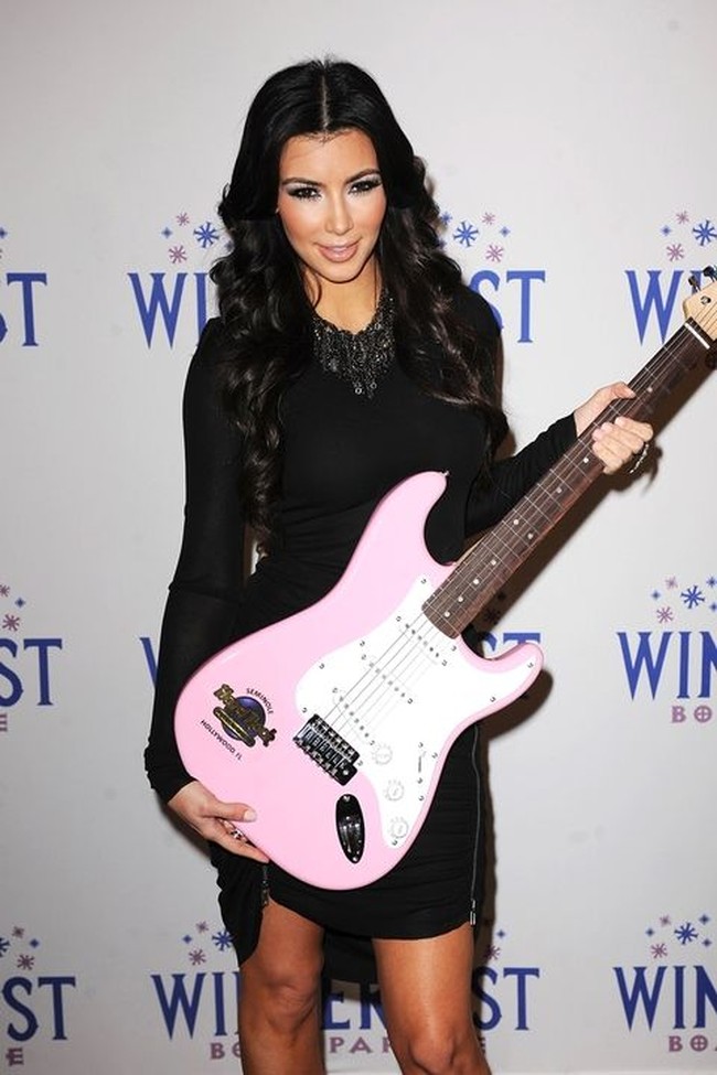 Makeup Kim terlihat begitu tebal. Concealer dan bedak yang terlalu putih di bawah mata dan riasan smokey eyes yang terlalu gelap. Foto: dok. Getty Images