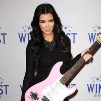 Makeup Kim terlihat begitu tebal. Concealer dan bedak yang terlalu putih di bawah mata dan riasan smokey eyes yang terlalu gelap. Foto: dok. Getty Images