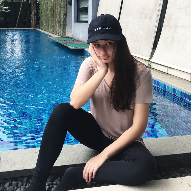 Anak penyanyi Titi DJ, Stephanie Poetry Dougherty ini juga selalu tampil cantik dengan polesan makeup natural. Wanita kelahiran 2000 ini juga tampak menawan dengan gaya busana yang casual dengan sentuhan sporty. Foto: Instagram