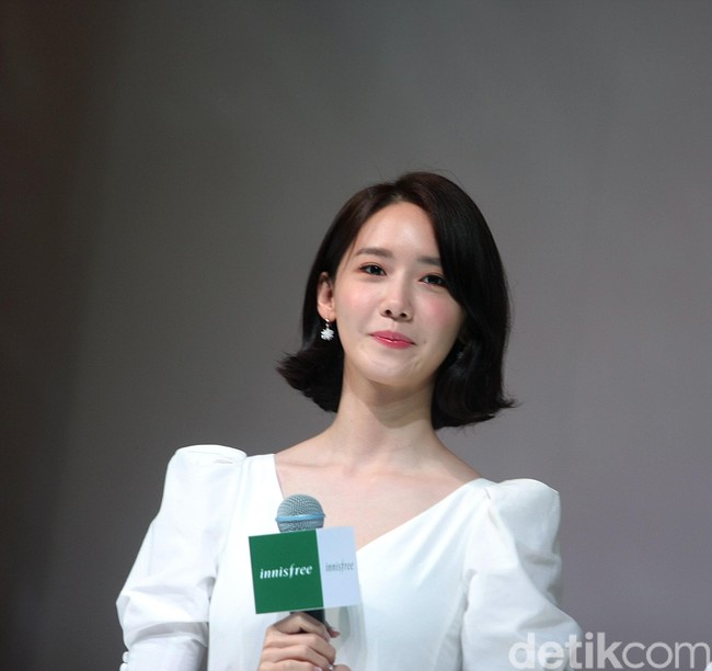 Wanita 27 tahun tersebut memang jarang terlihat menerapkan makeup yang terlalu tebal dan mencolok. Dalam  kesempatan itu, wajahnya terlihat bersinar dengan base makeup nan glowy. Wajahnya tambah segar dengan sapuan blush on dan lipstik bernuansa oranye. Foto: Mohammad Abduh/Wolipop