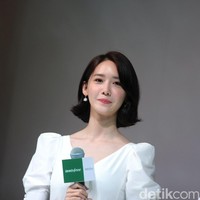 Wanita 27 tahun tersebut memang jarang terlihat menerapkan makeup yang terlalu tebal dan mencolok. Dalam  kesempatan itu, wajahnya terlihat bersinar dengan base makeup nan glowy. Wajahnya tambah segar dengan sapuan blush on dan lipstik bernuansa oranye. Foto: Mohammad Abduh/Wolipop