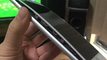 iPhone 8 Plus yang dibelinya sudah menganga. Layarnya sudah nyaris terlepas dari bodi utama. Foto: Twitter.com/Magokoro0511